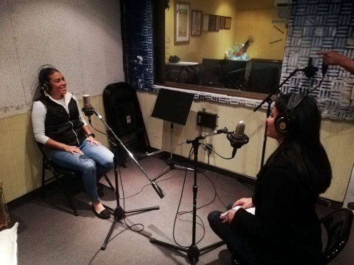 Melissa Pastrana 1 Dos Mujeres en una cabina de radio