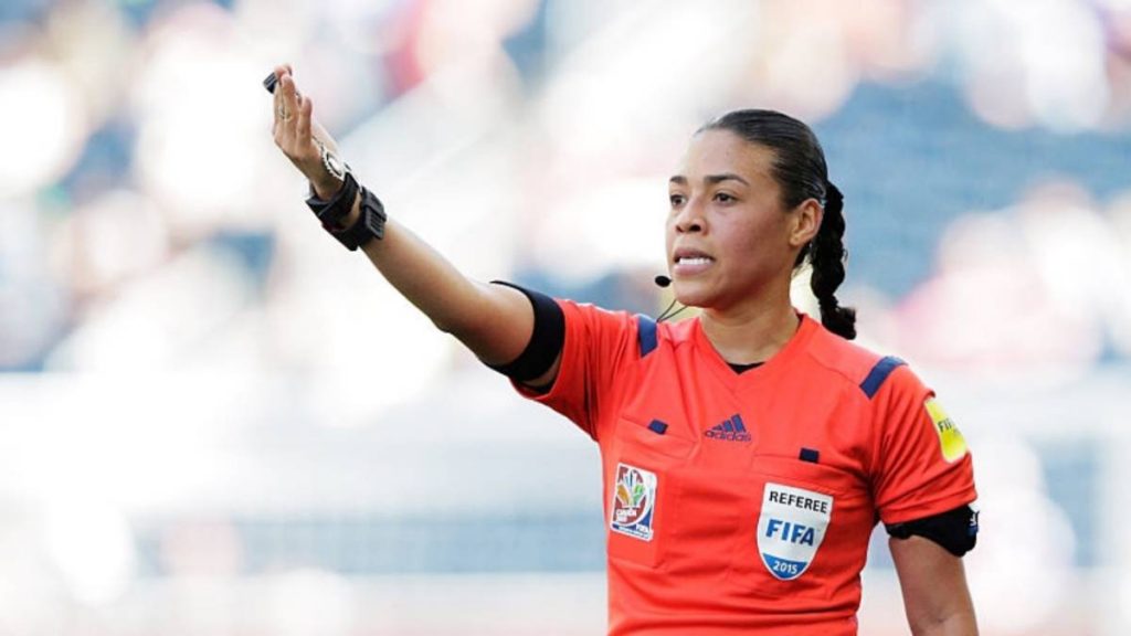 Melissa Pastrana arbitro hondureña dirigiendo un partido